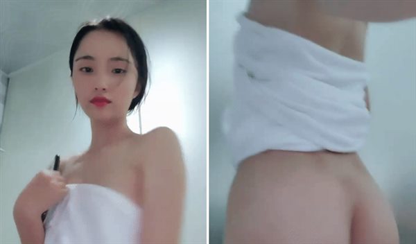 长相文静贫乳大美女洗澡自慰，湿身诱惑翘屁股掰穴，洗完回房间特写手指扣逼，拿出假屌抽插