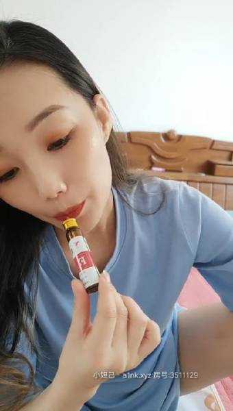 年轻孕妇颜值不错玩弄骚逼给狼友看，分享自己的性爱视频1V【1.29g】