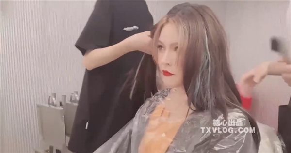 新晋博主剧情性爱记录▌糖心Volg▌极品美女理发店色诱洗发师被侵犯 下体被攻击含住娇嫩乳首撸其坚硬肉棒